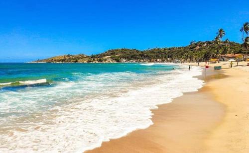 卡博迪圣阿戈斯蒂尼奥Vila Sol & Mar Gaibu PE的一片海洋和一束波浪的海滩