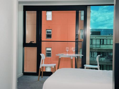 Ένα ή περισσότερα κρεβάτια σε δωμάτιο στο Skytower View With Swimming Pool and Gym