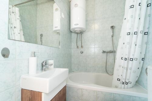 克鲁塞沃Didini dvori的带水槽和淋浴的白色浴室