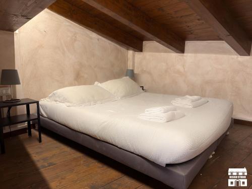 Postel nebo postele na pokoji v ubytování THE LOFT by Design Studio