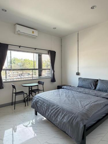 Voodi või voodid majutusasutuse Sriintra Hotel toas