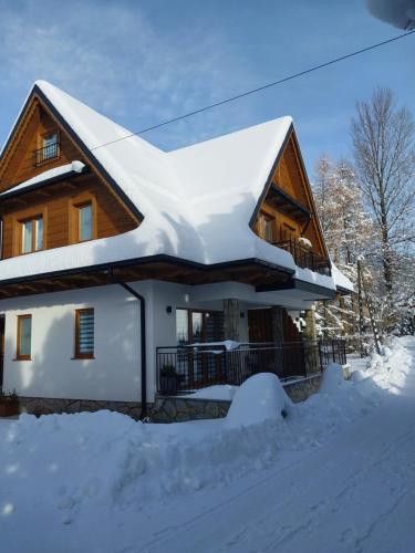 Pokoje Gościnne ZYCH - Domek v zimě