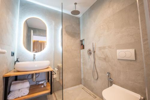 ein Badezimmer mit Waschbecken und Dusche in der Unterkunft Hotel ENAD in Ksamil