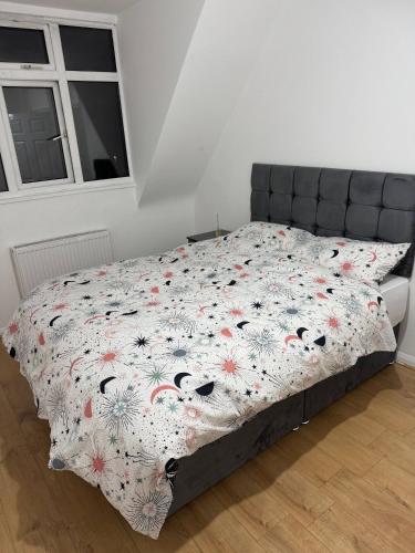 En eller flere senge i et værelse på Modern 2 Bedroom Maisonette