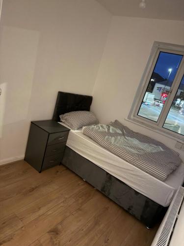 En eller flere senge i et værelse på Modern 2 Bedroom Maisonette