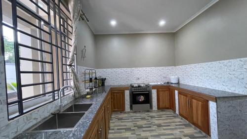 Η κουζίνα ή μικρή κουζίνα στο Pagic Homes Luxury in Kilimanjaro