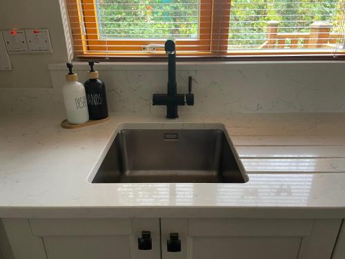 Kuchyň nebo kuchyňský kout v ubytování Erne River Lodge