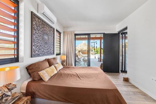简蒂埃尔NEW - El Patron, the villa的一间卧室设有一张大床和滑动玻璃门