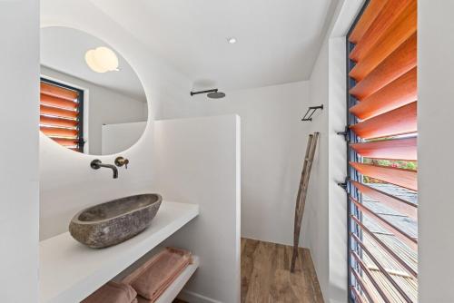 简蒂埃尔NEW - El Patron, the villa的配有石质水槽和镜子的浴室