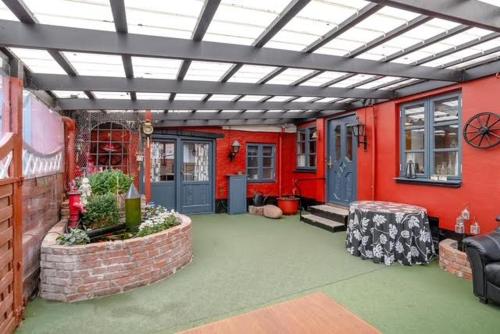 灵克宾Charming Townhouse By The Harbour的一个房间里有一座红色建筑，天花板是白色的。