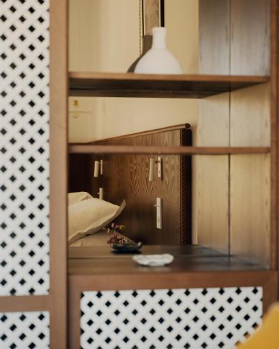 a book shelf with a bed in a room at Boutique Hôtel Responsable et Restaurant Basgi Basgi in Saint-Florent