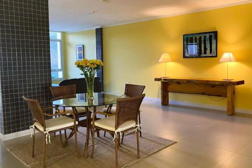 - une salle à manger avec une table, des chaises et un piano dans l'établissement ÓPER SMART HOTEL, à Santa Maria