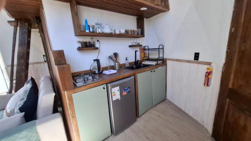 Küche/Küchenzeile in der Unterkunft Domo en la Reserva El Yali, con jacuzzi privado
