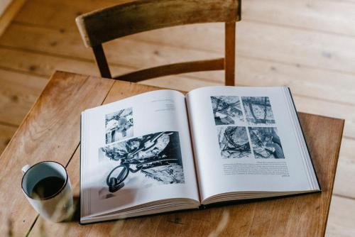 Η βιβλιοθήκη του διαμερίσματος