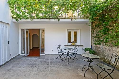 Un patio con mesa y sillas y un edificio. en Verdelia, en Giffoni Valle Piana