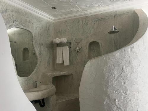 ein Badezimmer mit Waschbecken und Spiegel in der Unterkunft Little Mykonos in Johannesburg