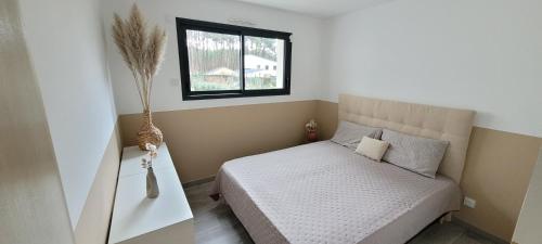 Ένα ή περισσότερα κρεβάτια σε δωμάτιο στο Chambres proche circuit 24h du Mans