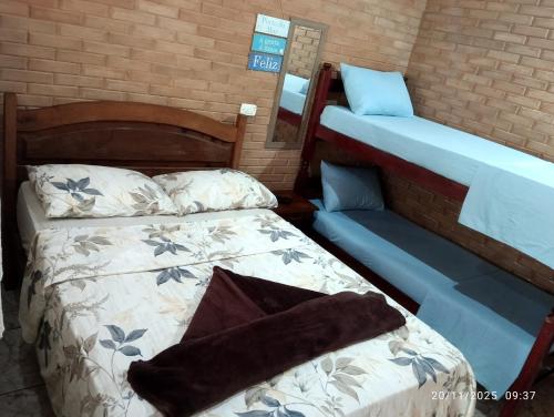 Giường trong phòng chung tại Pousada Mar Azul