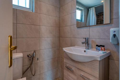 Top-Floor Studio in Glyfada Center with Sea View
