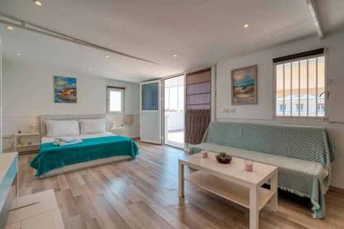 Top-Floor Studio in Glyfada Center with Sea View
