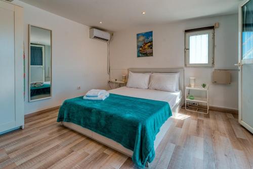 Top-Floor Studio in Glyfada Center with Sea View