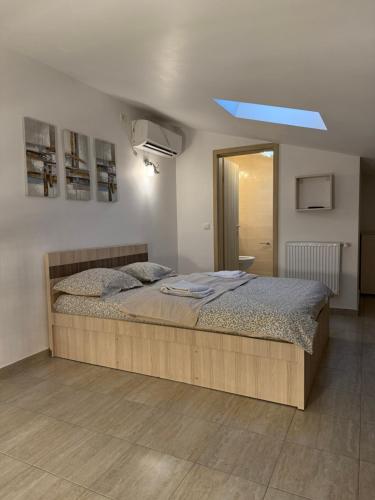 Ένα ή περισσότερα κρεβάτια σε δωμάτιο στο Penthouse Escape Otopeni An Unforgettable Experience