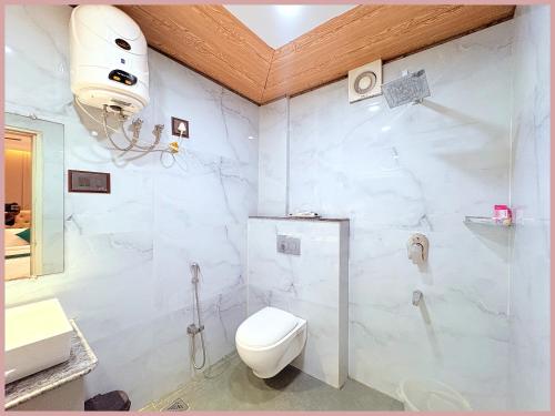 Un baño de New Marine Drive Road SkyRise Dreamland Beachfront Sea View Hotel # Air Conditioning Luxury Room # Lift # Restaurant - Parking Facilities - Best Luxuary Hotel In Puri