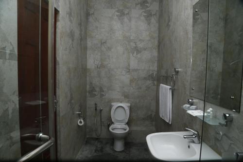 a bathroom with a toilet and a sink at Cirute' Talwatte, Kandy in Kandy