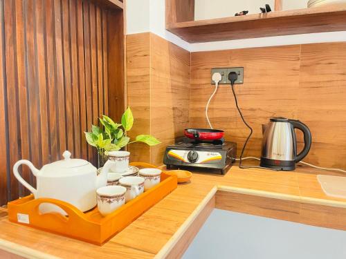 - un comptoir de cuisine avec une bouilloire et des tasses dans l'établissement Harmon Weligama, à Weligama