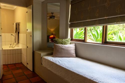 Un dormitorio con una ventana y una cama con almohada. en Skeiding Guest Farm, en Heidelberg
