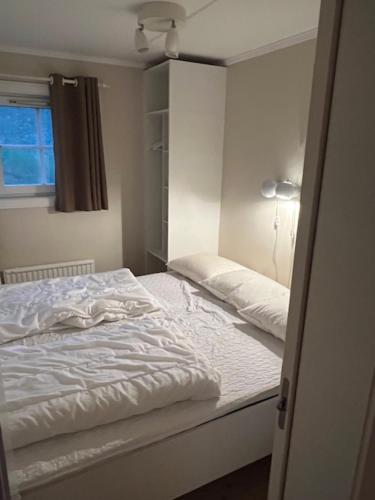 サレンにあるGula Byn 410 Cの白いベッドと窓のある寝室