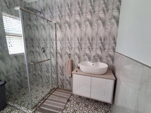 Ένα μπάνιο στο Serendipity Beach House