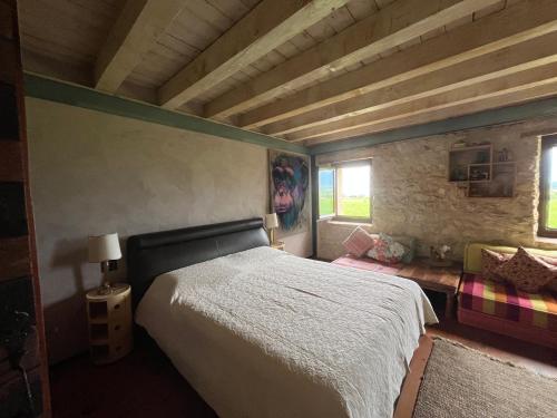 une chambre avec un lit blanc dans une pièce dans l'établissement Località busa, à Colognola ai Colli