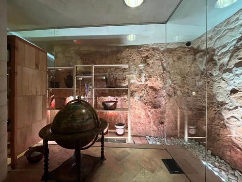 Cette chambre est dotée d'un mur en pierre et d'un mur en verre. dans l'établissement Località busa, à Colognola ai Colli