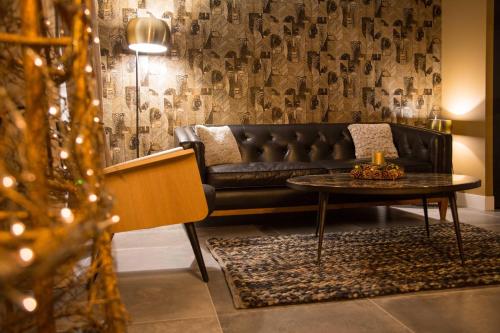 un salon avec un canapé et une table dans l'établissement Gîtes de La Vesée, à La Chapelle dʼArmentières