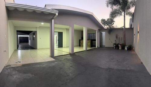 un cortile vuoto di una casa con garage di Casa ampla próxima ao centro a Dourados