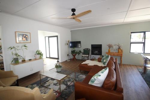 Μια τηλεόραση ή/και κέντρο ψυχαγωγίας στο Newly Rennovated 4-Bed Family Home Near Cliff Path