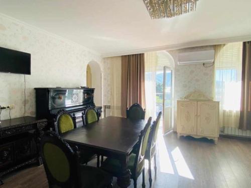 Uma televisão e/ou sistema de entretenimento em Bright & Spacious Family House