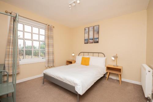 ein Schlafzimmer mit einem Bett und einem Fenster in der Unterkunft Bow Apartment in Stirling