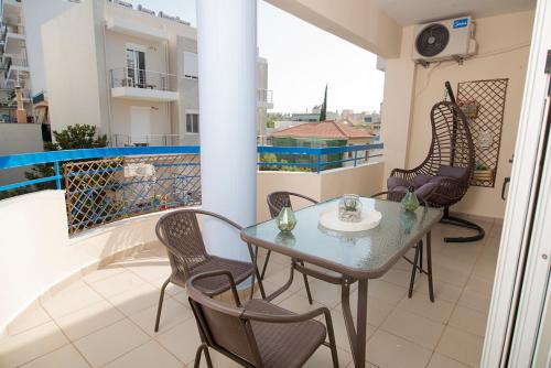 ein Balkon mit Tisch und Stühlen auf einem Balkon in der Unterkunft Ioulia in Kalamata