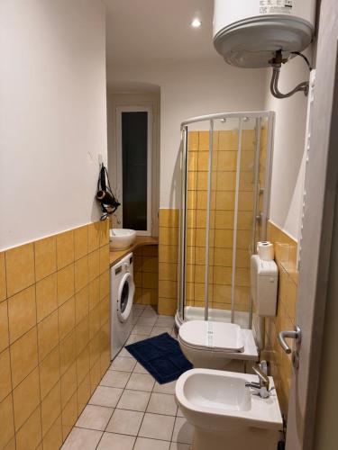 une salle de bains avec toilettes et lavabo dans l'établissement "Coccole nel borgo" 2min to outlet apartment with terrace, à Serravalle Scrivia