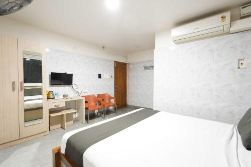 Μια τηλεόραση ή/και κέντρο ψυχαγωγίας στο POP 83654K Mahalakshmi Inn