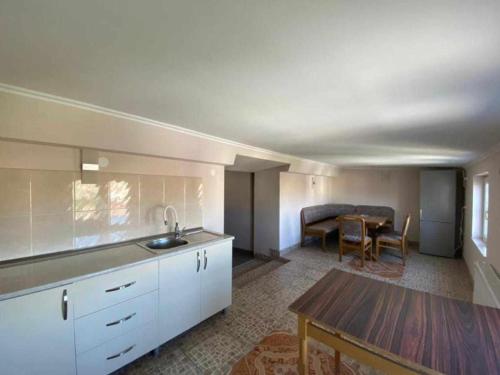 uma cozinha com uma pia e uma mesa em uma sala em Bright & Spacious Family House em Tbilisi