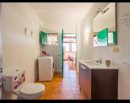 Ένα μπάνιο στο La Casita Cueva Don Carmelo