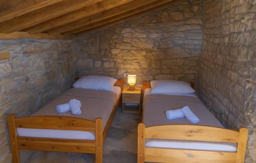 Ένα ή περισσότερα κρεβάτια σε δωμάτιο στο Juniper Stone Cottage by Villas Guide