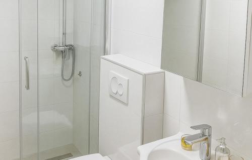 Ένα μπάνιο στο Juniper Stone Cottage by Villas Guide