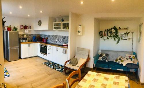 een keuken met een blauwe bank in een kleine kamer bij Entre Mer et Montagnes in Céret