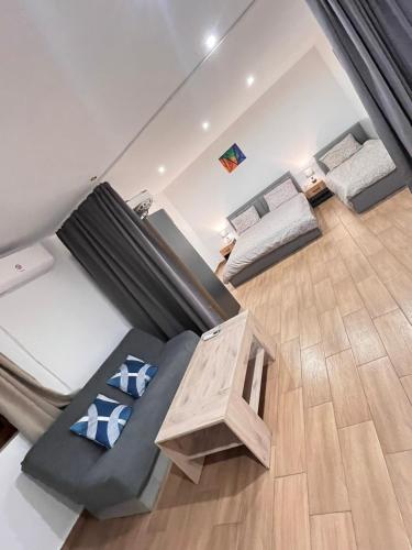 vista sul soffitto di un soggiorno con 2 letti di Jenny House a Sapareva Banya