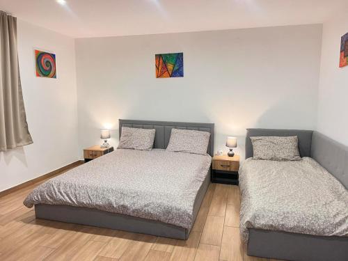 una camera con due letti e due lampade sui tavoli di Jenny House a Sapareva Banya