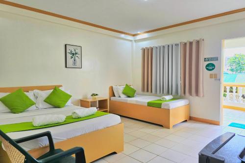 pokój hotelowy z dwoma łóżkami i biurkiem w obiekcie Bans Beach Resort Boracay w mieście Boracay